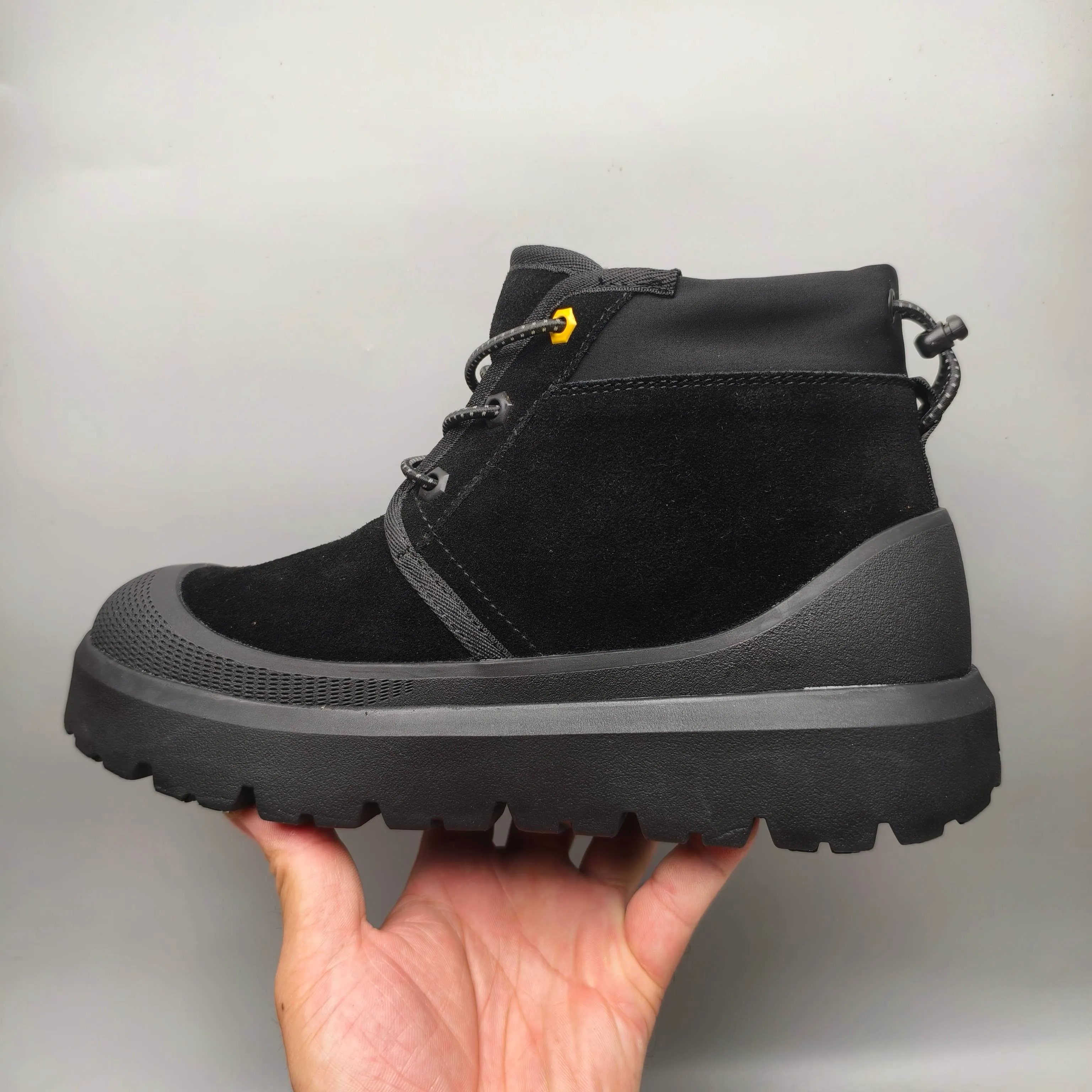 Couple model 👫 💰560 UGG sheepskin all-in-one snow boots 3991 Tasman Weather Hybrid snow boots 👢 Wang Yibo's same 👏 classic Tasman shoe model is added with a large orange sole, functional color contrast design, environmentally friendly waterproof and snowproof material, which is both fashionable and functional. At the same time, it is paired with the new UGG Keen furry color-blocking jacket. Bright orange and maroon collide to create a new light outdoor style and open up a new travel experience in early autumn! Using the best materials, the 17mm fur integrated surface is warmer and breathable, and the outsole is upgraded to a lightweight and wear-resistant light wing technology outsole!  Color: Black White Red Blue Light Gray Dark Gray Military Green Yellow Size: 35-46